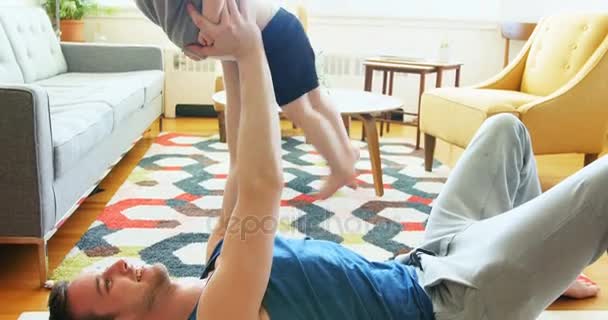 Vater Und Kleiner Junge Haben Spaß Wohnzimmer Hause — Stockvideo