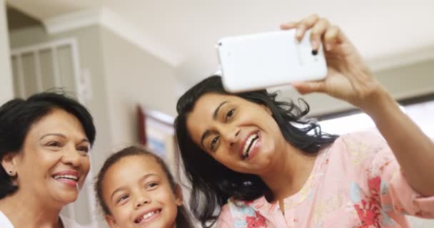 Flergenerations Familj Tar Selfie Med Mobiltelefon Vardagsrummet Hem — Stockvideo