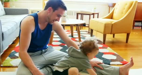 Baba Ile Bebek Oğlu Evde Oturma Odasında Egzersiz — Stok video