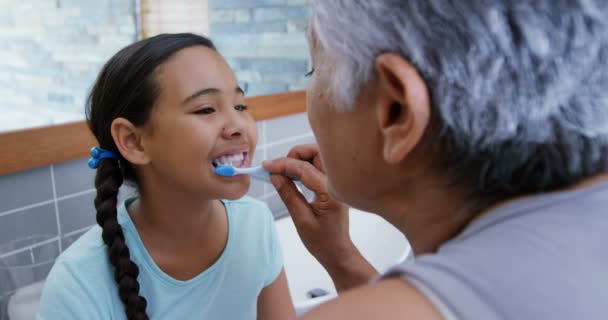 Abuela Ayudando Nieta Cepillarse Los Dientes Baño — Vídeos de Stock