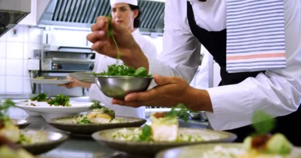 男厨师装饰开胃菜盘在餐馆定购驻地4K — 图库视频影像