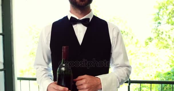 Waiter holding a wine bottle — Stock Video