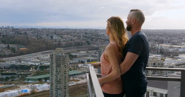 Пара Вказує Відстань Балконі Вдома — стокове відео