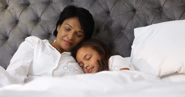 Abuela y nieta durmiendo juntas — Vídeo de stock