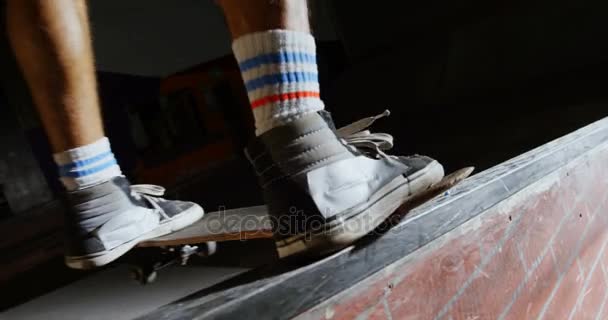 Άνθρωπος Ενεργεία Σκέιτμπορντ Στην Αρένα Skateboard — Αρχείο Βίντεο