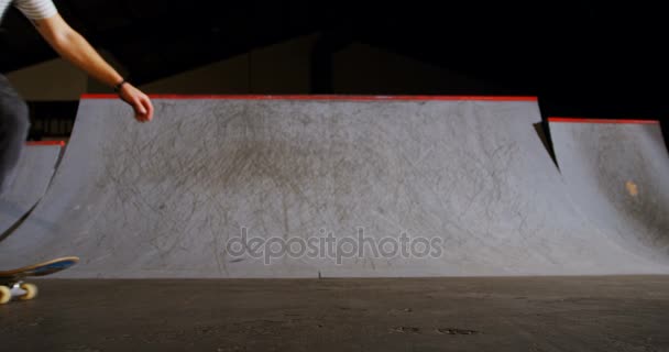 低段的人在滑板竞技场练习滑板4K — 图库视频影像