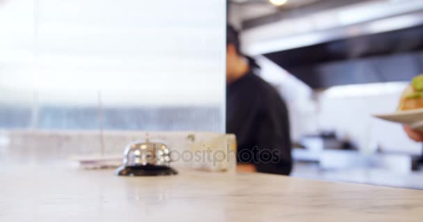 Cameriera Che Serve Cibo Bancone Nel Caffè — Video Stock