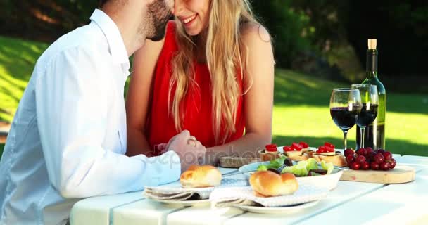 Pareja romancing en restaurante — Vídeos de Stock