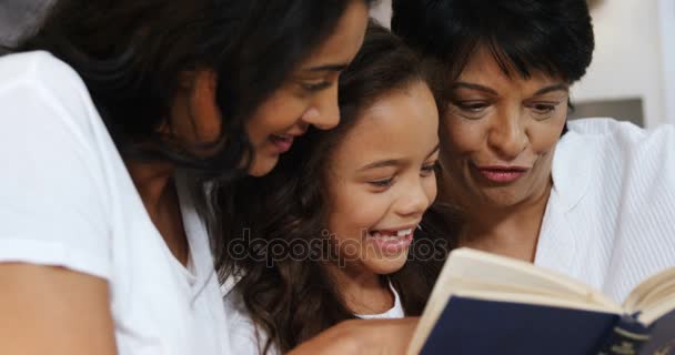 Семья читает книгу — стоковое видео