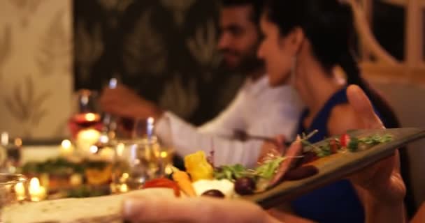 在餐馆吃饭的朋友组4K — 图库视频影像