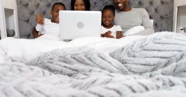 Сім'ї, використовуючи ноутбук — стокове відео