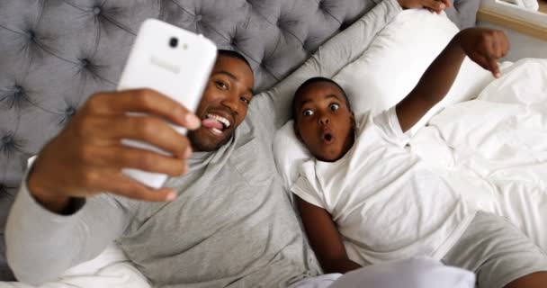 Padre e hijo tomando selfie — Vídeos de Stock
