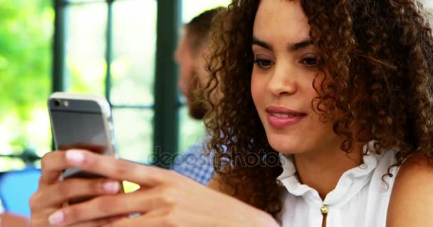 Mujer usando teléfono móvil — Vídeo de stock