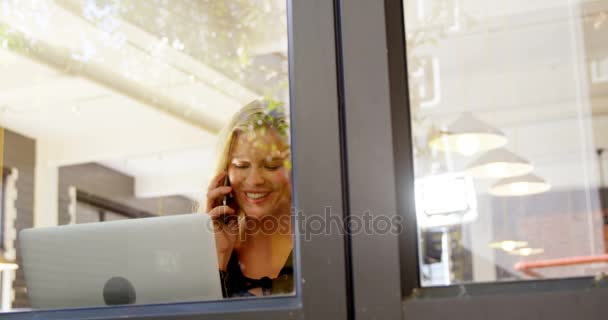 美丽的女人在办公室咖啡厅里谈论手机4K — 图库视频影像