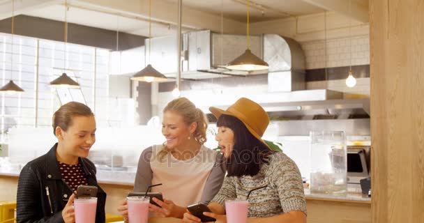 Vrouwelijke Leidinggevenden Gebruik Mobiele Telefoon Office Café — Stockvideo