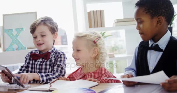 Enfants Tant Que Dirigeants Entreprise Travaillant Ensemble Dans Bureau — Video