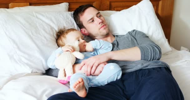 Padre Bebé Niño Relajándose Dormitorio Casa — Vídeos de Stock