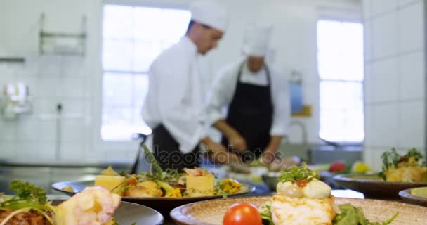 Manliga Chef Hålla Förrätt Tallrik Redo Beställning Station Restaurang — Stockvideo