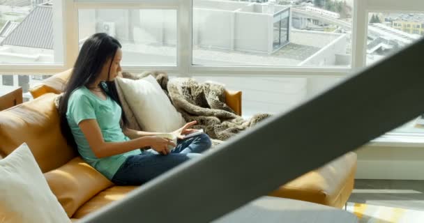 Mujer Usando Teléfono Móvil Mientras Desayuna Sala Estar Casa — Vídeo de stock