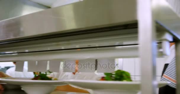Chef Consegna Piatto Cibo Alla Cameriera Alla Stazione Ordini Nel — Video Stock