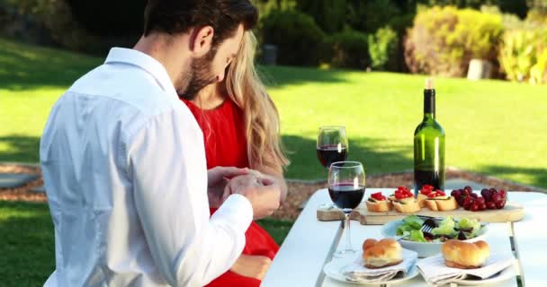 Man een verlovingsring zetten dames hand — Stockvideo