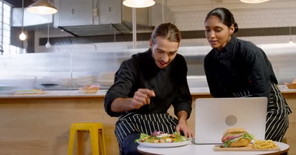 Chefs Preparando Prato Usar Laptop Cozinha Comercial — Vídeo de Stock