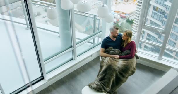 夫妇在家里相互交流在客厅4K — 图库视频影像
