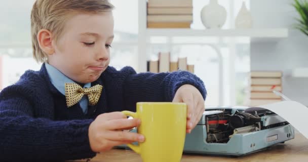 Мальчик Пьет Кофе Время Работы Пишущей Машинке Офисе — стоковое видео