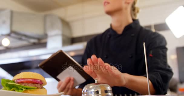 Camarera Sonando Campana Orden Mostrador Cafetería — Vídeos de Stock