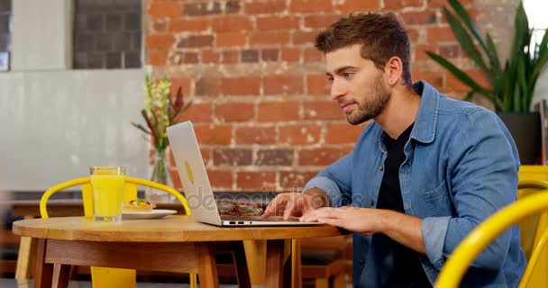Stilig Man Använder Laptop Vid Bord Office Café — Stockvideo