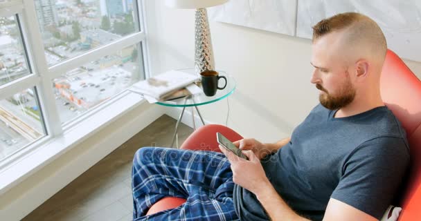 Man Met Mobiele Telefoon Woonkamer Bij Huis — Stockvideo