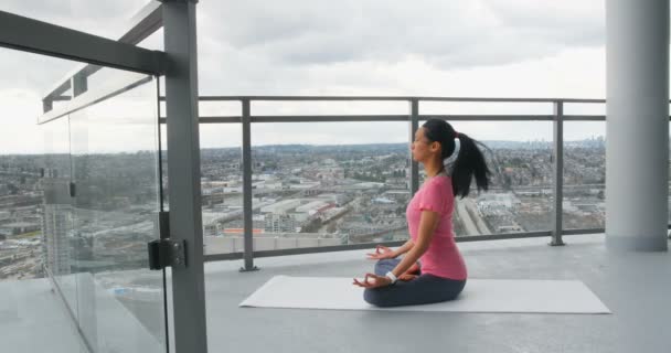 Mujer Joven Meditando Balcón Casa — Vídeos de Stock