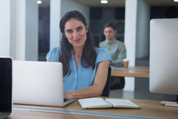 Женщина-руководитель работает на ноутбуке за столом — стоковое фото