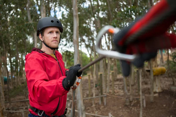 Hiker man holding zip line in forest — Stock Photo, Image