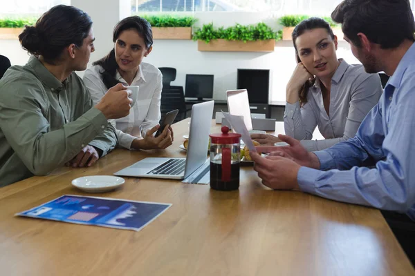 Gruppe von Führungskräften diskutiert ein Projekt am Schreibtisch — Stockfoto