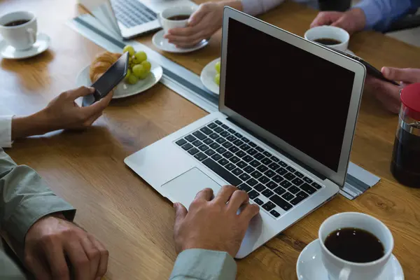 Männliche Führungskraft beim Kaffee mit Laptop — Stockfoto