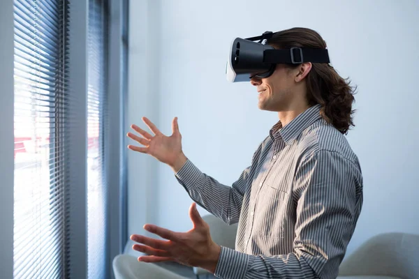 Männliche Führungskraft mit Virtual-Reality-Headset — Stockfoto