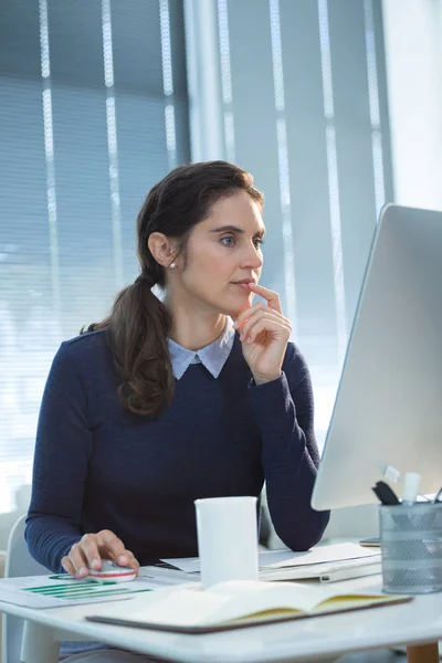 Female executive working on computer — Stock Photo, Image