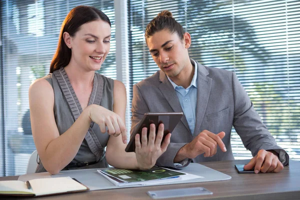 Executivos de negócios discutindo sobre tablet — Fotografia de Stock