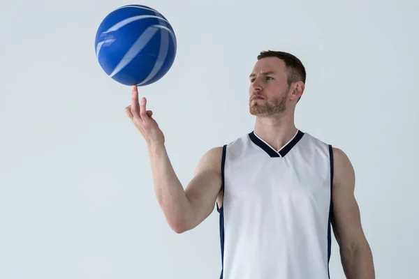 Basketbalspeler draaiende bal op zijn vinger — Stockfoto