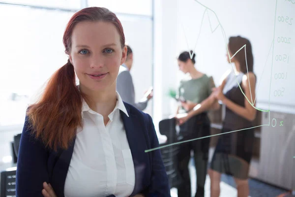 Mujer ejecutiva mirando la cámara — Foto de Stock