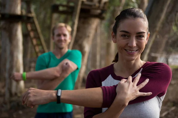 Vrouw uit te oefenen samen met haar trainer — Stockfoto