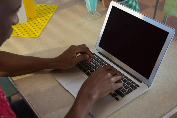 Człowiek za pomocą laptopa w restauracji — Zdjęcie stockowe
