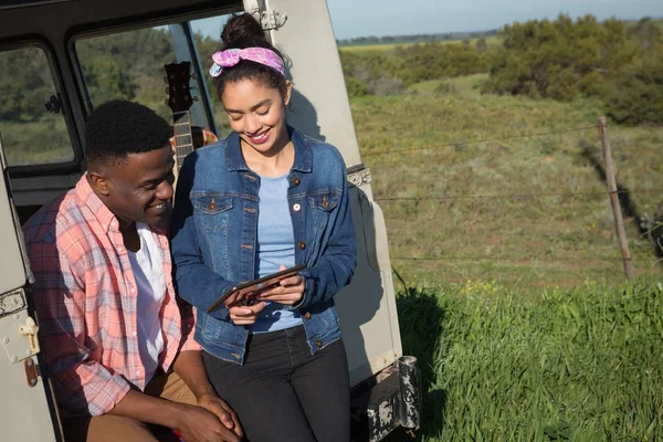 Couple using digital tablet at countryside — Stock Photo, Image