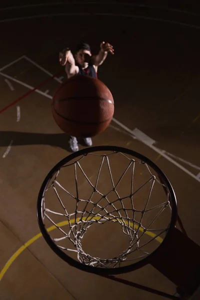 Jogador jogando basquete — Fotografia de Stock