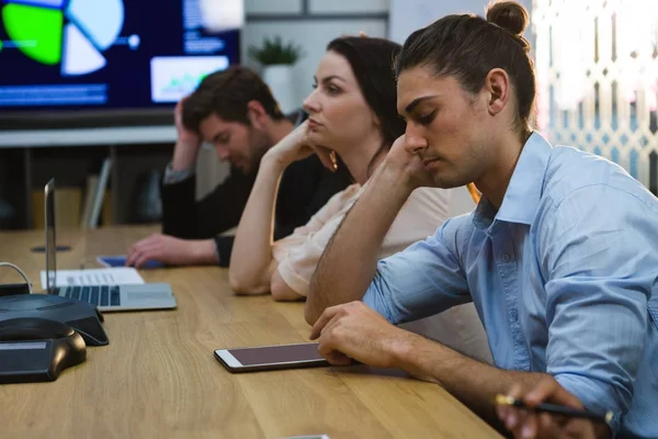 Geschäftskollegen entspannen sich im Konferenzraum — Stockfoto