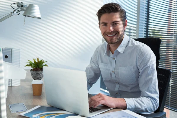 Ejecutiva masculina usando laptop — Foto de Stock