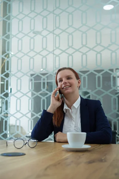 Managerinnen telefonieren am Schreibtisch — Stockfoto