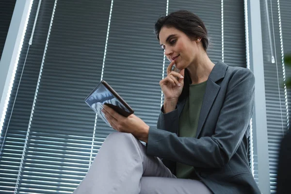 Weibliche Führungskräfte mit digitalem Tablet — Stockfoto
