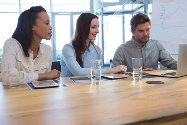 Colegas de negocios usando el ordenador portátil — Foto de Stock